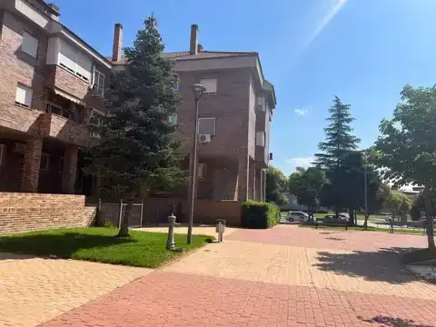 Vista exterior de Pis en venda en Villanueva del Pardillo amb Aire condicionat i Piscina