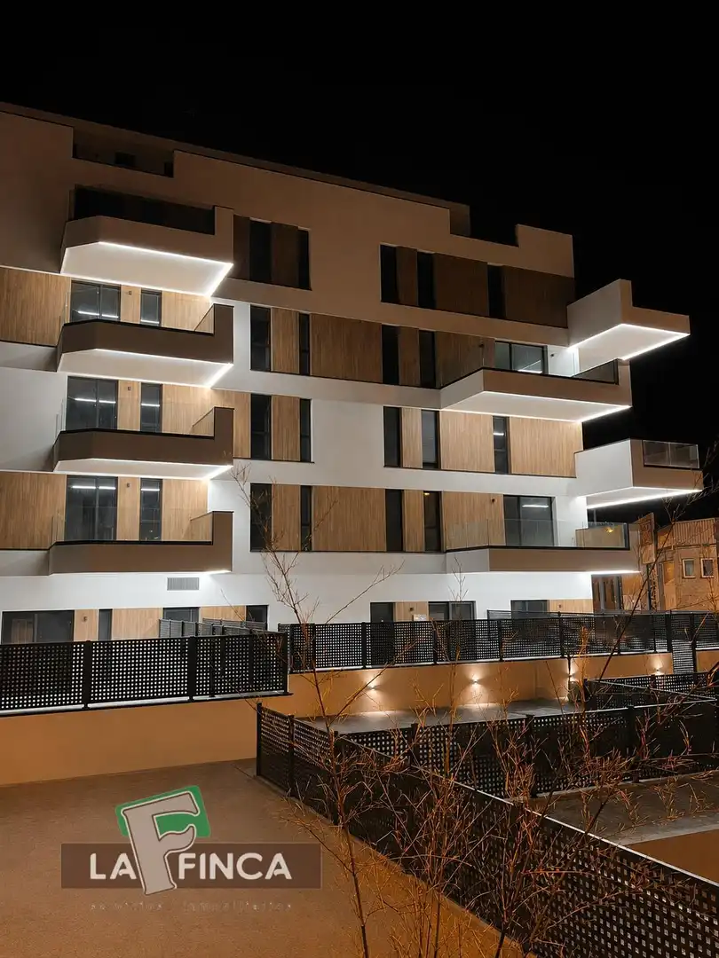 Vista exterior de Piso en venta en Oviedo  con Calefacción, Parquet y Terraza