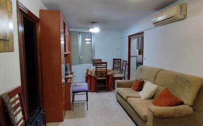 Living room of Flat for sale in  Sevilla Capital  with Air Conditioner, Furnished and Oven