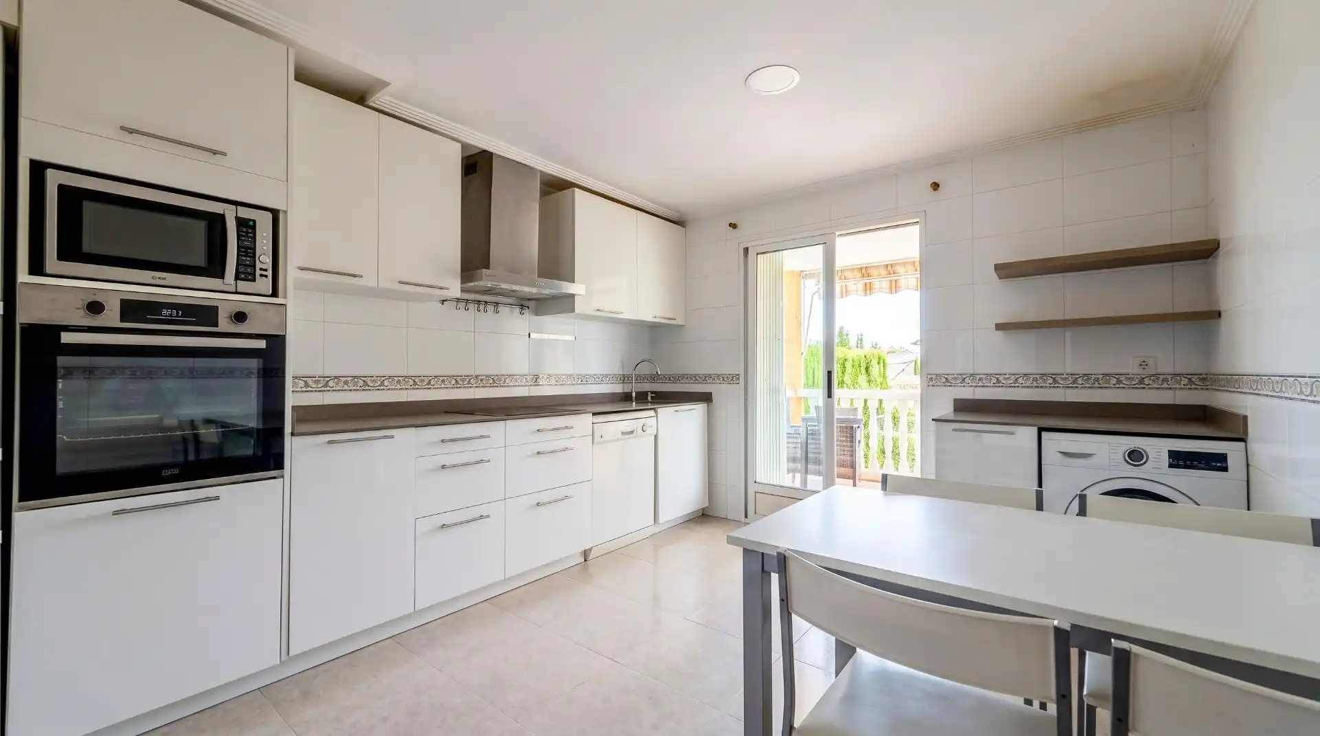 Cuina de Casa o xalet en venda en La Pobla de Vallbona amb Aire condicionat, Calefacció i Jardí privat