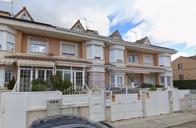 Casa adosada en Venta en  C/ Italia en Altos del Olivar - El Caracol