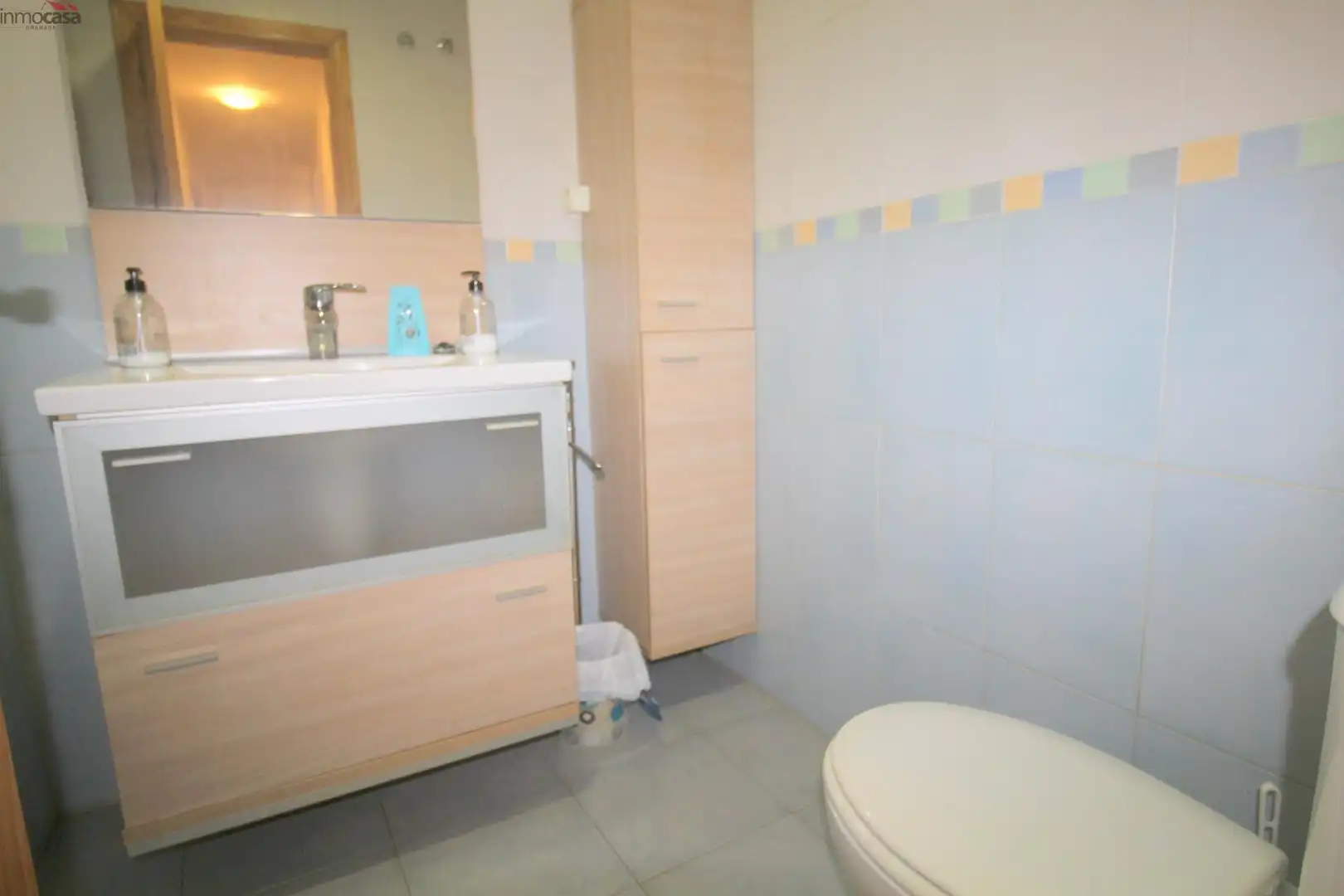 Baño de Piso de alquiler en Armilla con Aire acondicionado, Jardín privado y Amueblado