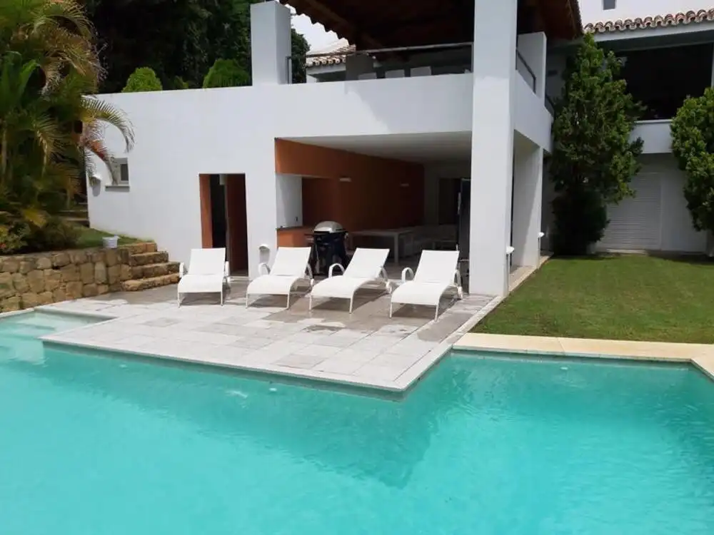 Piscina de Casa o chalet de alquiler en Marbella con Aire acondicionado, Calefacción y Jardín privado
