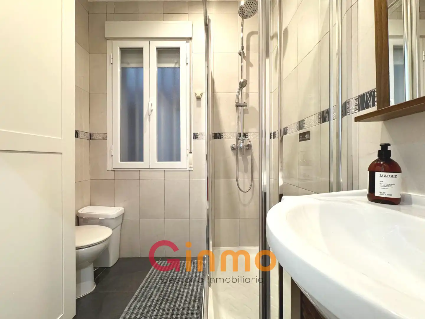 Bathroom of Flat for rent in Madrid  with Air Conditioner, Heating and Parquet flooring