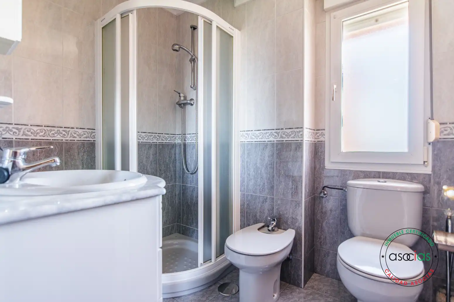 Baño de Piso en venta en Gijón  con Calefacción y Jardín privado