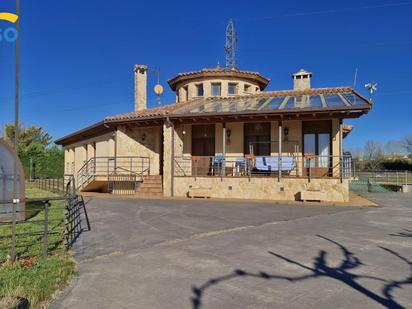 Vista exterior de Casa o xalet en venda en Aranda de Duero amb Calefacció, Jardí privat i Terrassa