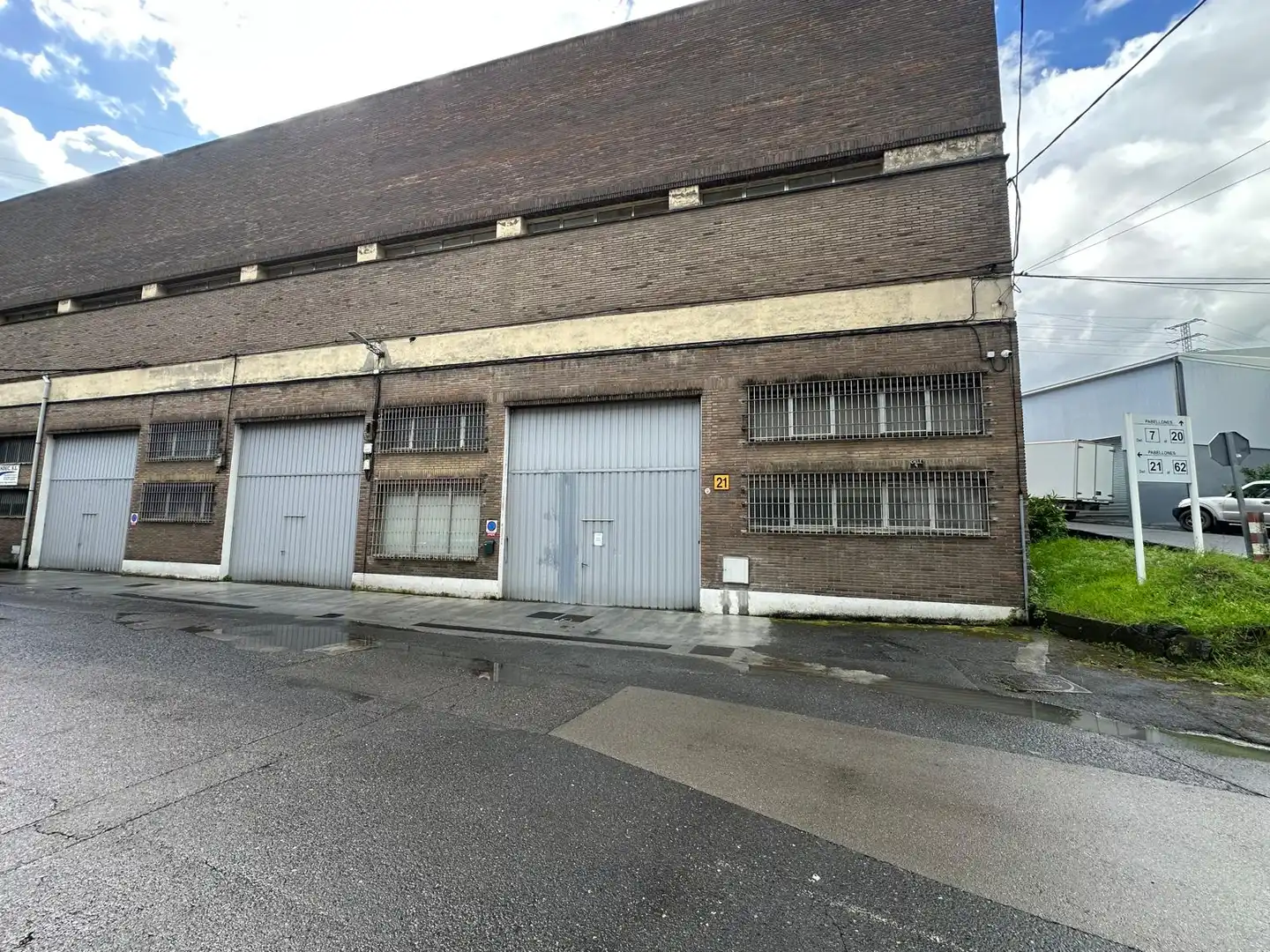 Außenansicht von Fabrikhallen zur Miete in Arrankudiaga / Zollo mit Alarm