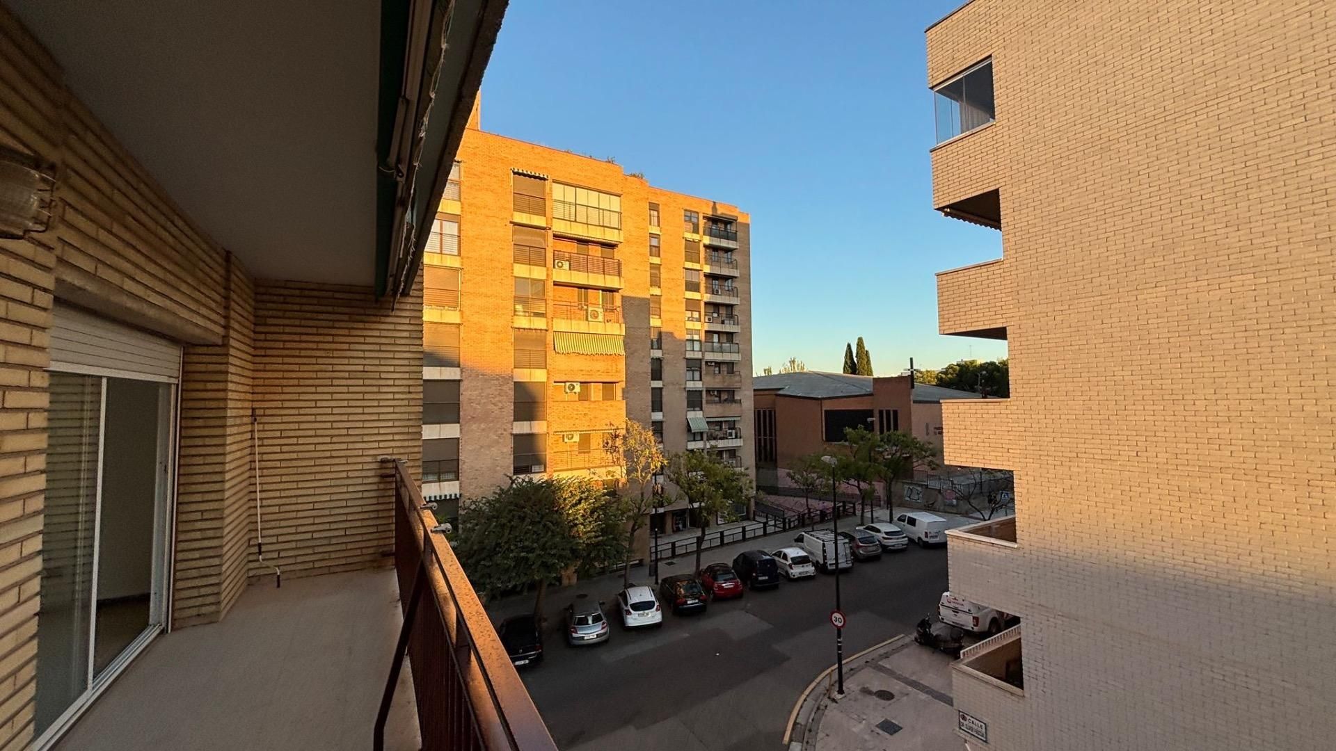 Vista exterior de Pis de lloguer en  Zaragoza Capital amb Calefacció