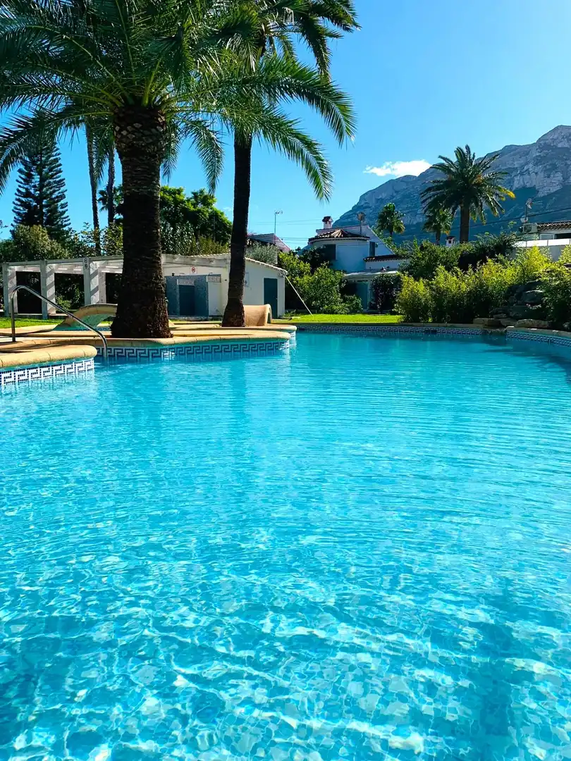 Schwimmbecken von Einfamilien-Reihenhaus zum Verkauf in Dénia mit Klimaanlage, Privatgarten und Terrasse