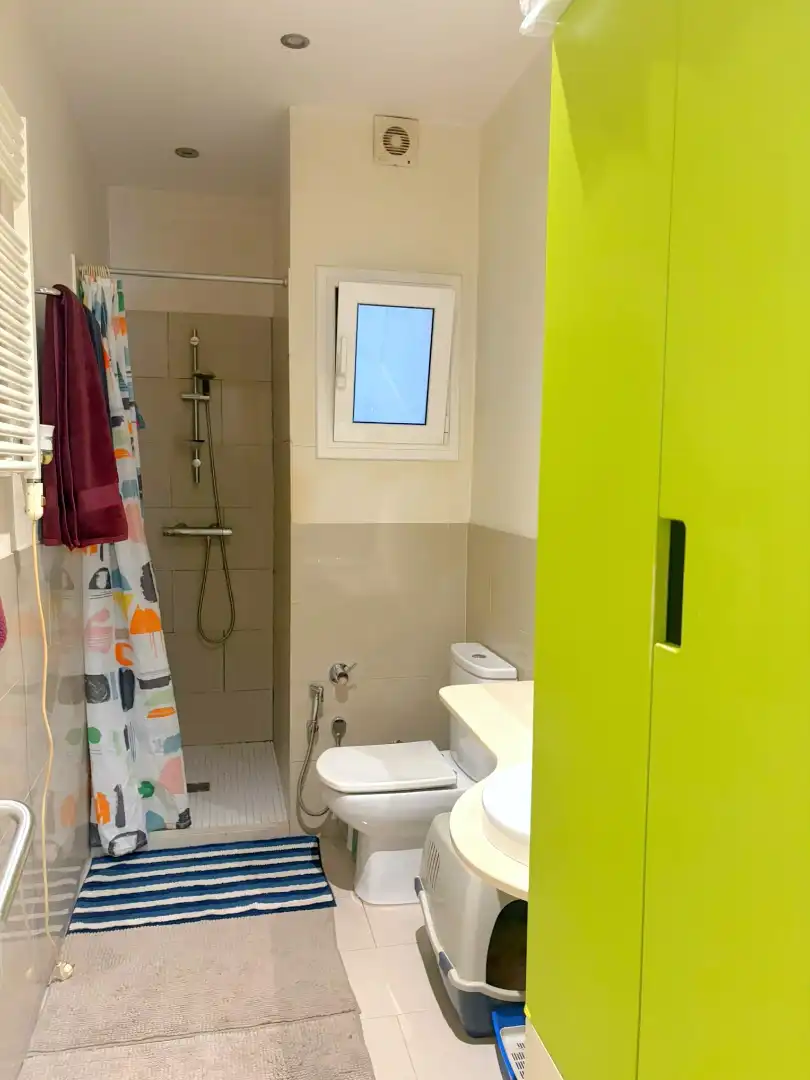 Badezimmer von Wohnung zum Verkauf in Barcelona mit Klimaanlage, Parkett und Ofen