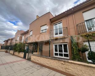 Vista exterior de Casa adosada en venda en Zamora Capital  amb Calefacció, Jardí privat i Parquet