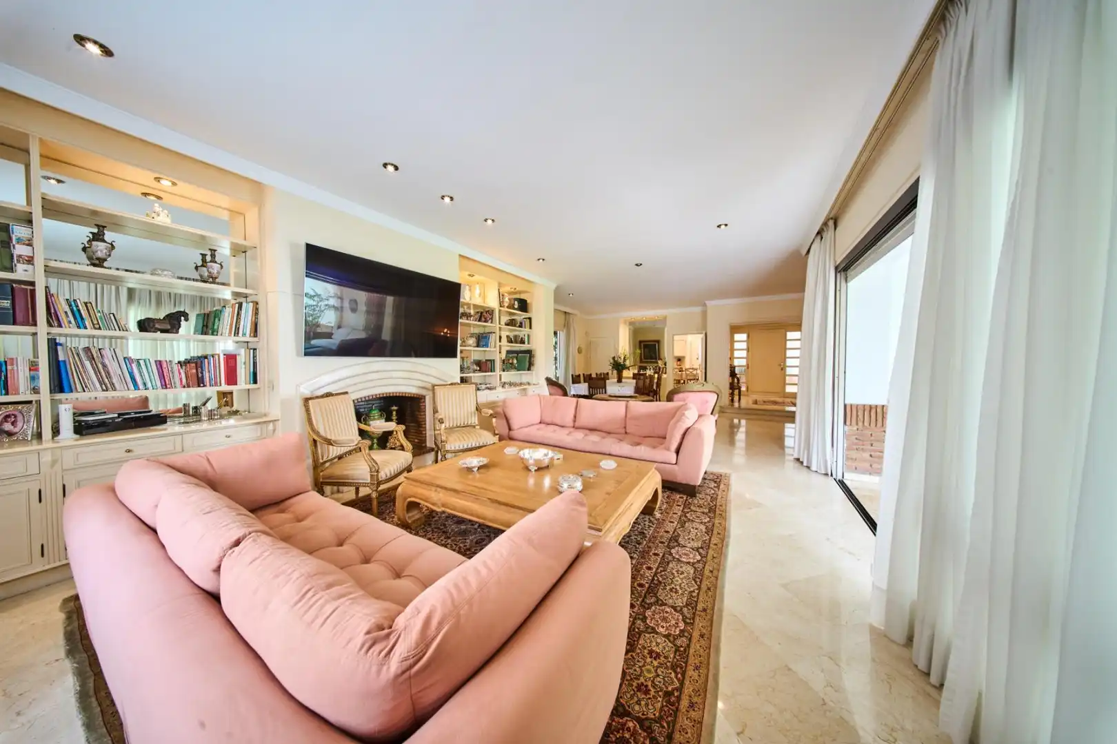 Sala de estar de Casa o chalet en venta en Marbella con Aire acondicionado, Calefacción y Jardín privado