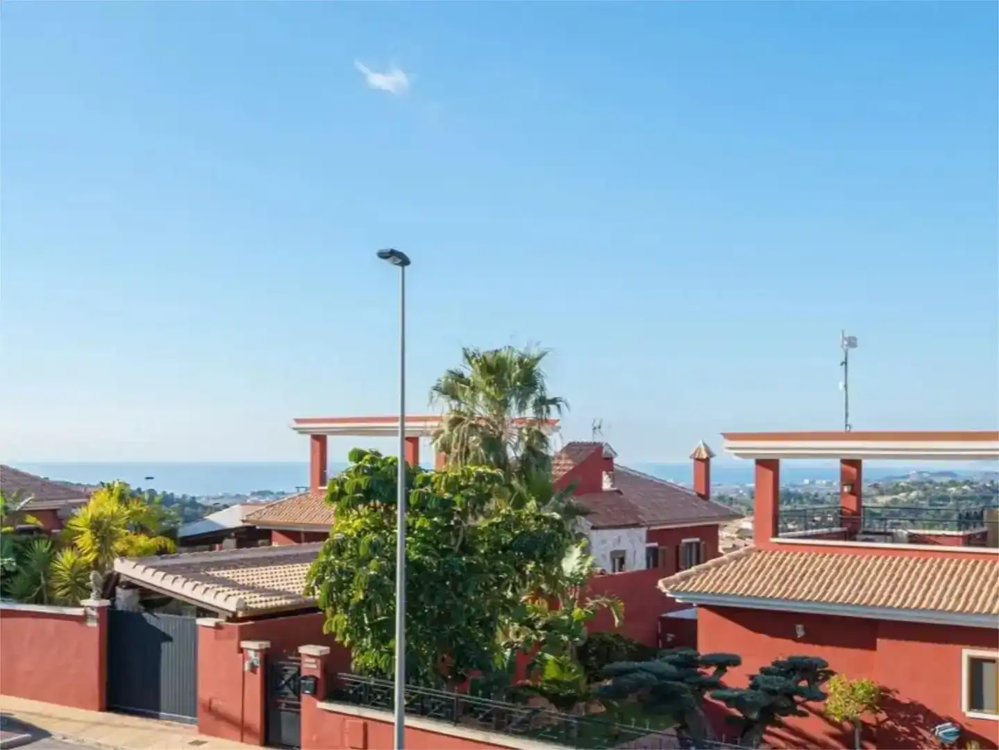Vista exterior de Casa o xalet en venda en Finestrat amb Aire condicionat, Piscina i Balcó