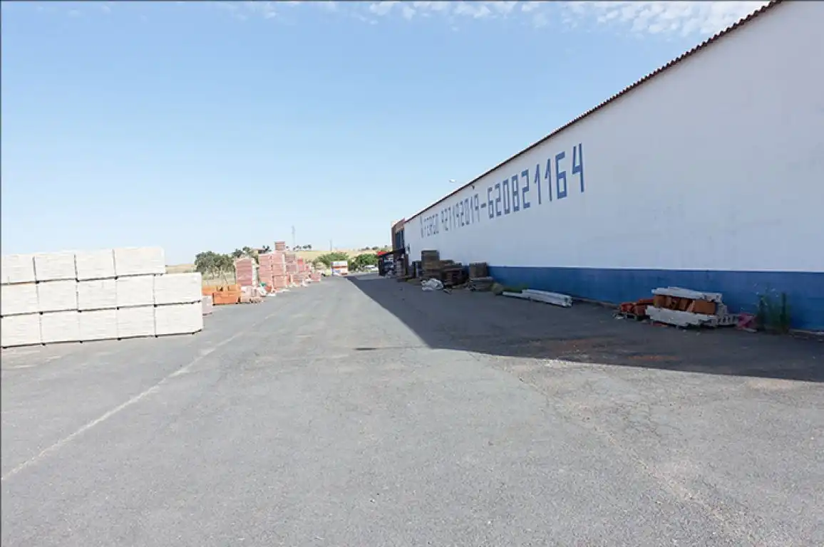Vista exterior de Nave industrial en venta en Torrejoncillo