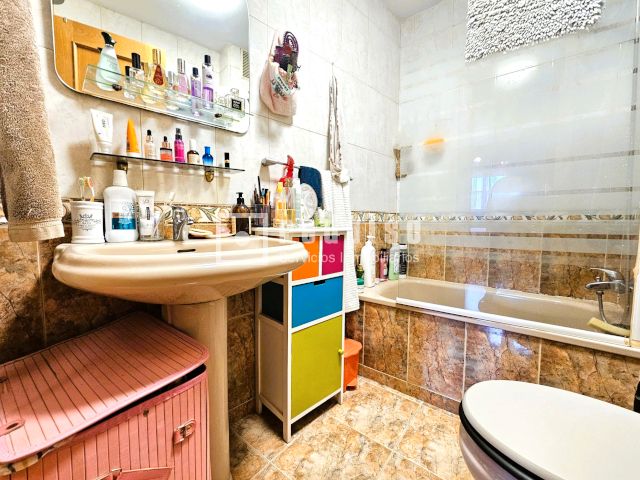 Bathroom of Flat for sale in Parla  with Air Conditioner, Heating and Parquet flooring