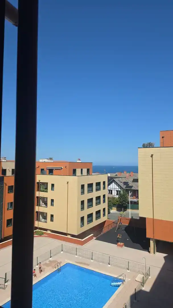 Vista exterior de Pis en venda en Castro-Urdiales amb Piscina
