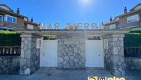 Vista exterior de Casa adosada en venda en Laredo amb Terrassa