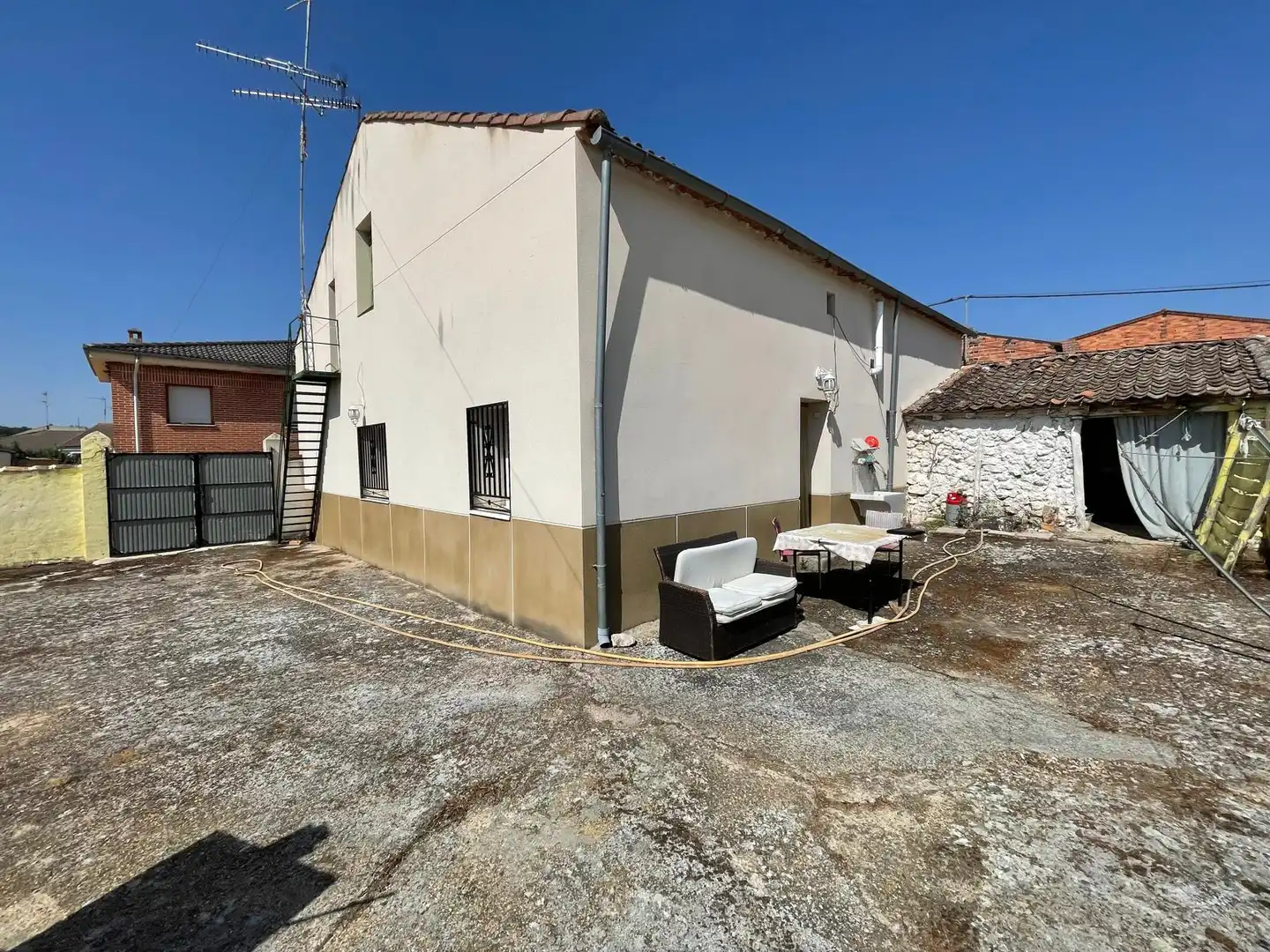 Exterior view of Country homes for sale in Cobos de Fuentidueña  with Heating, Storage room and Furnished