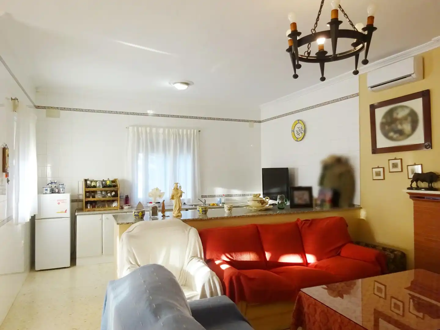 Living room of Houses for sale in Sanlúcar la Mayor  with Air Conditioner, Private garden and Storage room