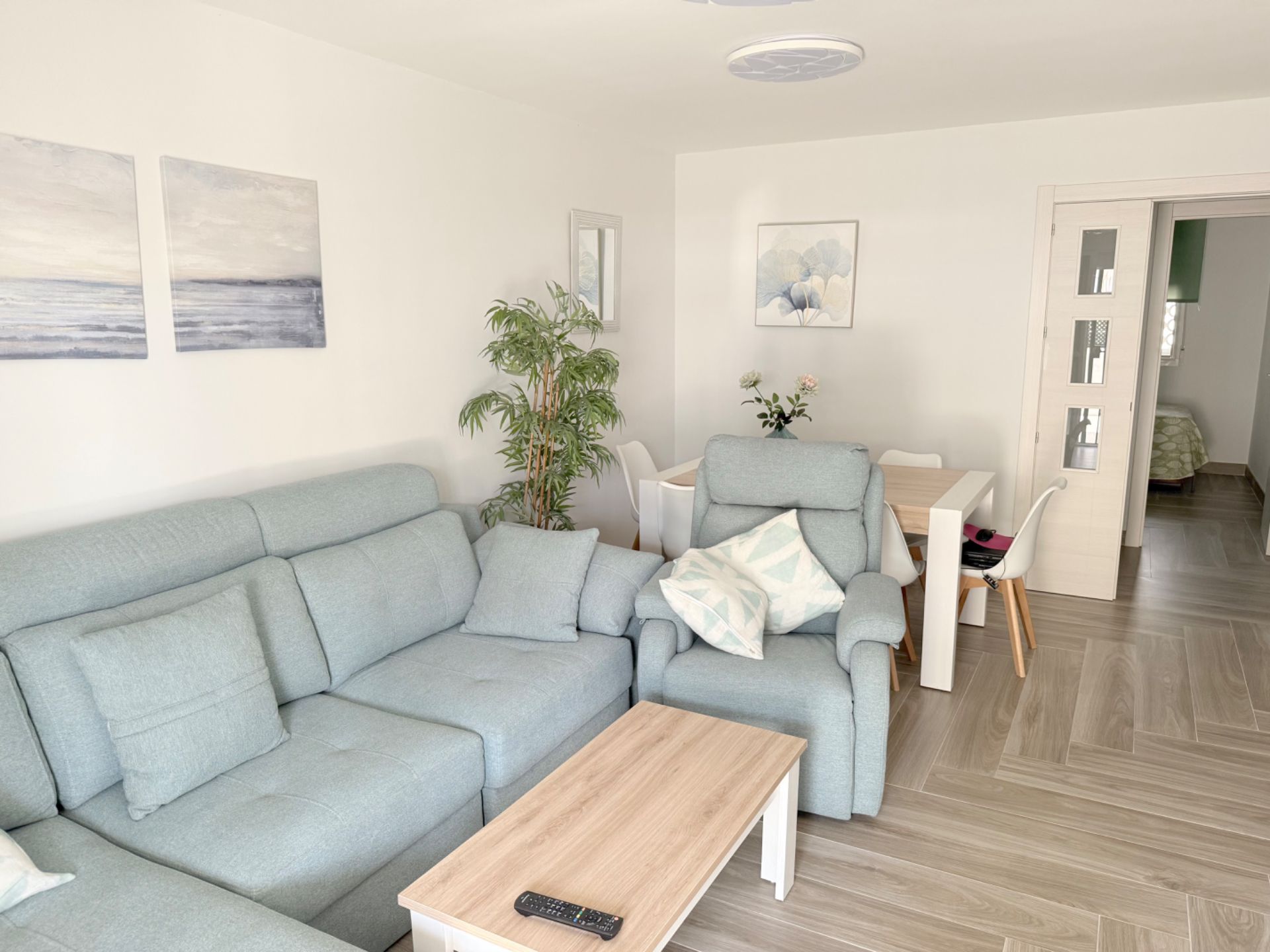 Sala d'estar de Pis de lloguer en Benalmádena amb Aire condicionat, Terrassa i Moblat
