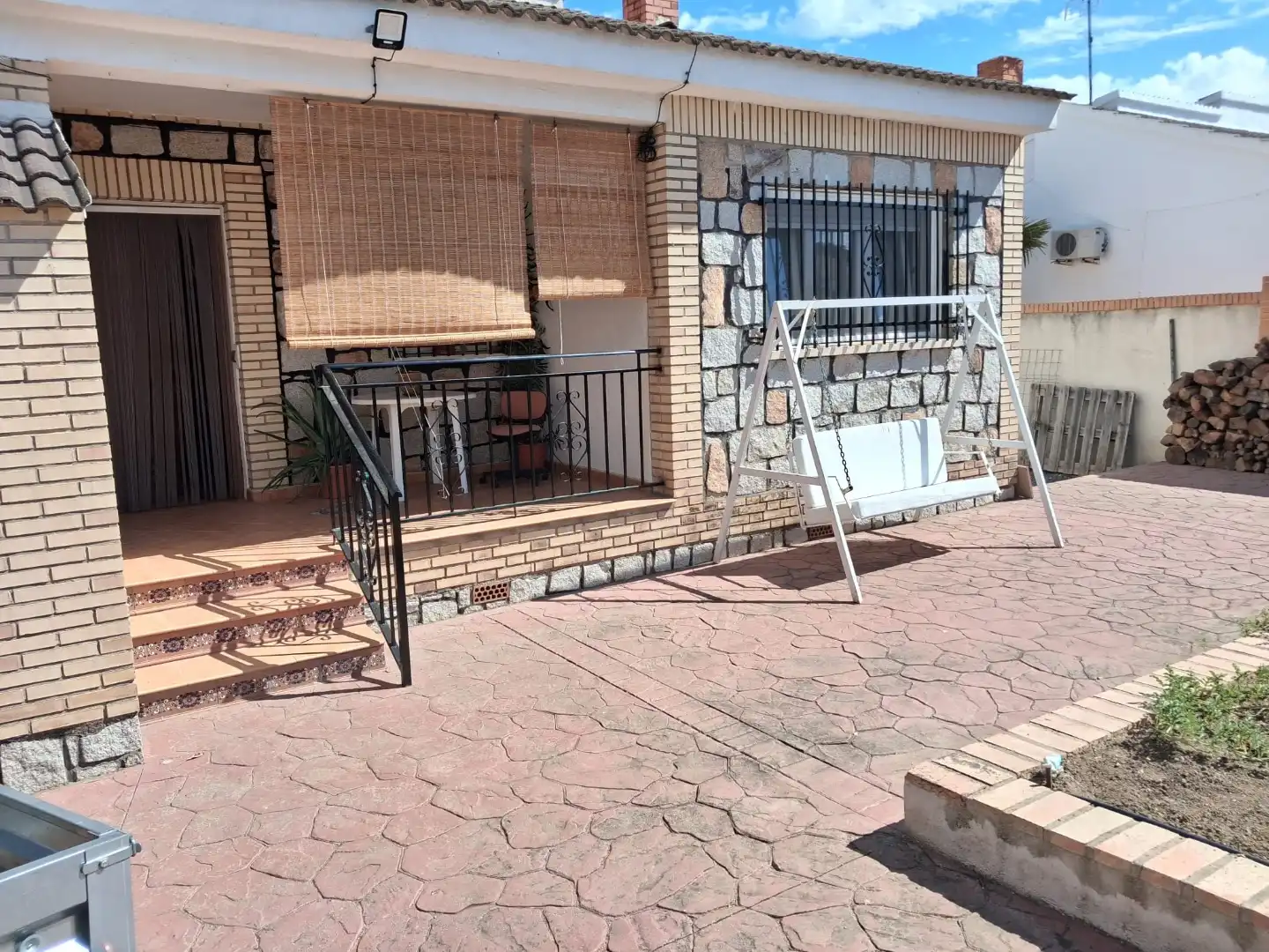 Vista exterior de Casa o xalet en venda en Villamiel de Toledo amb Aire condicionat, Terrassa i Balcó