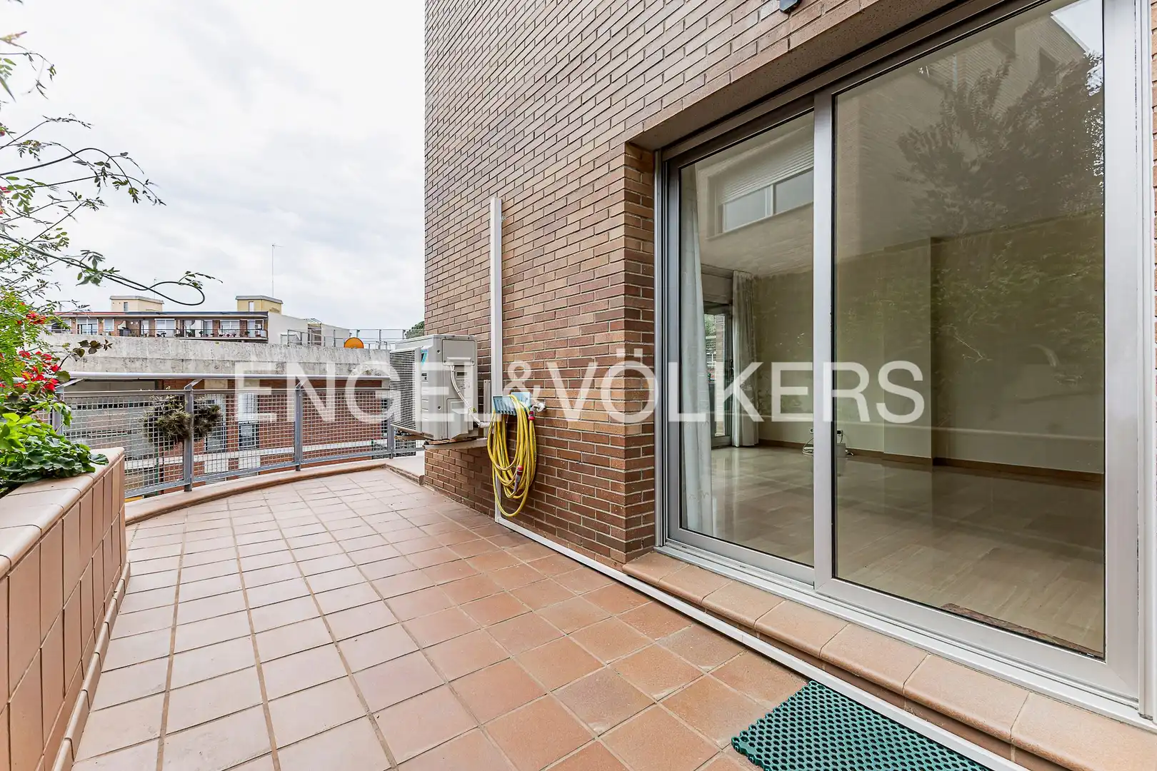 Terrasse von Einfamilien-Reihenhaus zum Verkauf in Barcelona mit Heizung