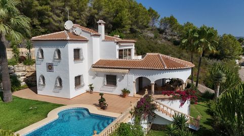 Villa en venta en Javea, vistas al mar y parcela grande
