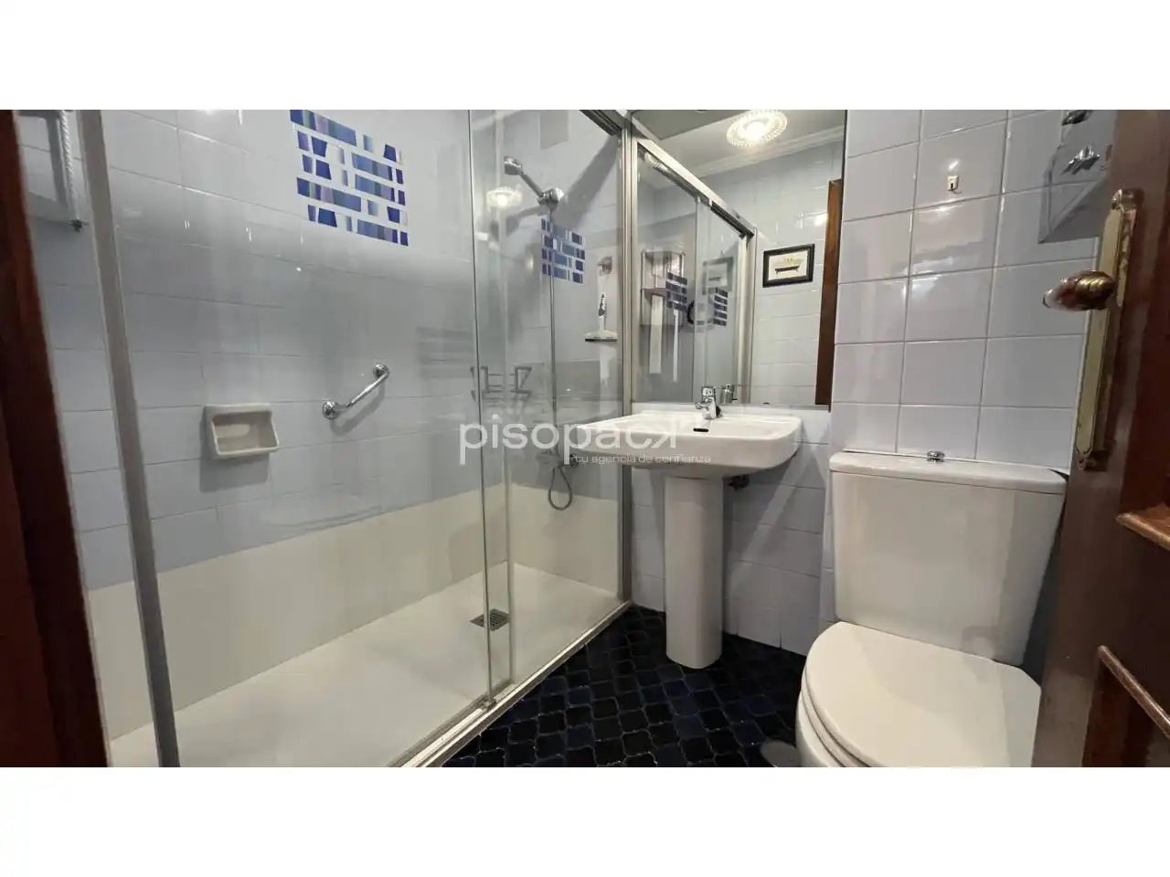 Bathroom of Flat for sale in  Pamplona / Iruña  with Heating, Parquet flooring and Alarm