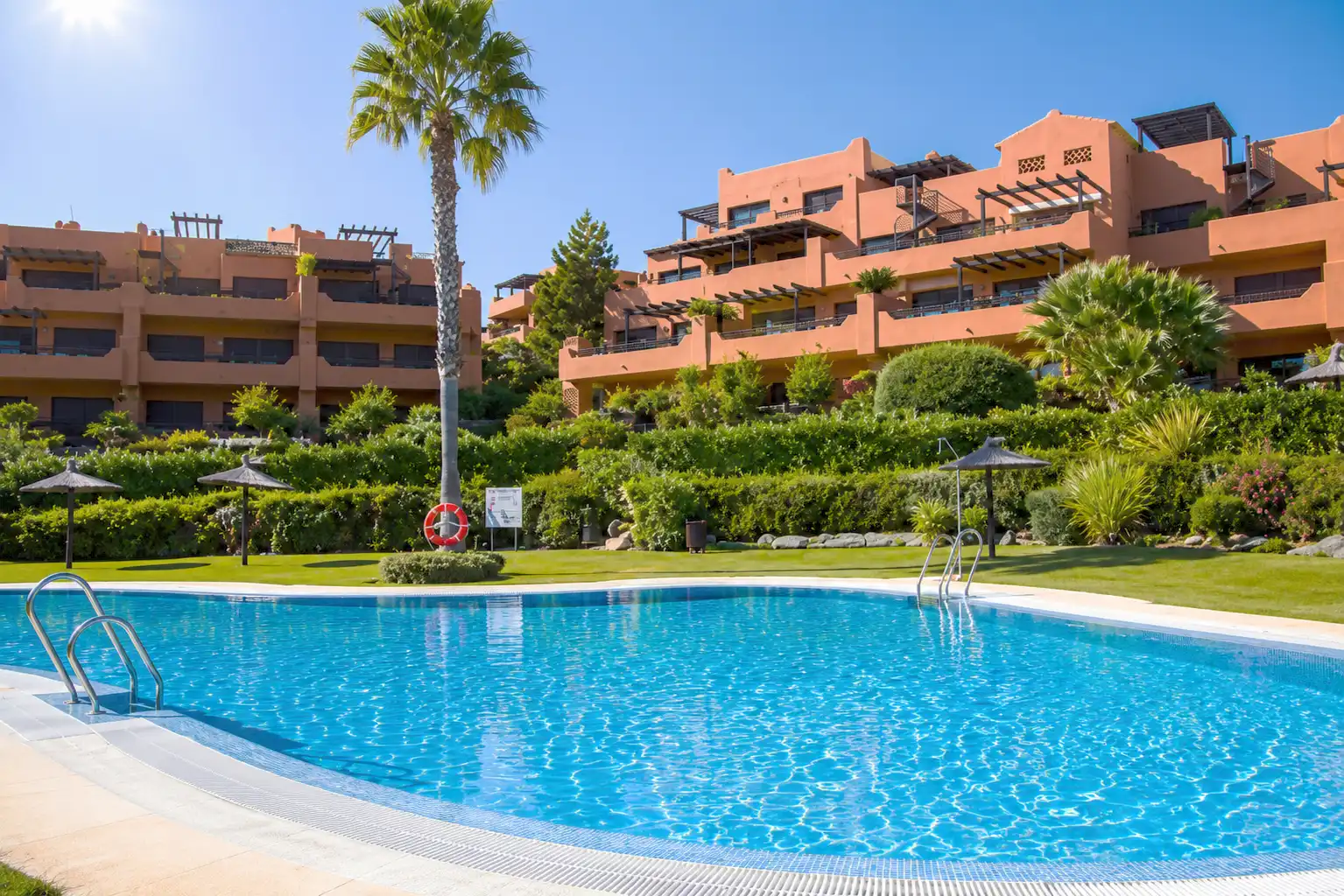 Vista exterior de Apartament en venda en Estepona amb Aire condicionat, Terrassa i Piscina