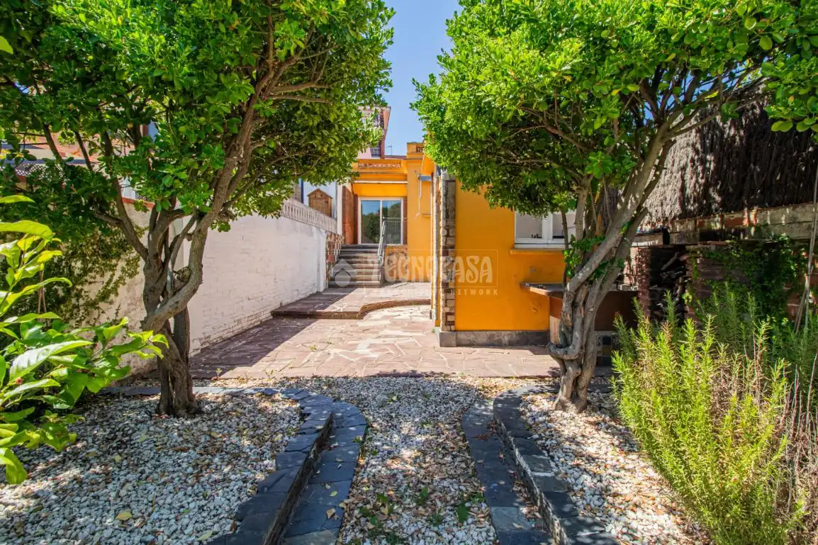 Vista exterior de Casa adosada en venta en Sant Cugat del Vallès con Calefacción y Terraza