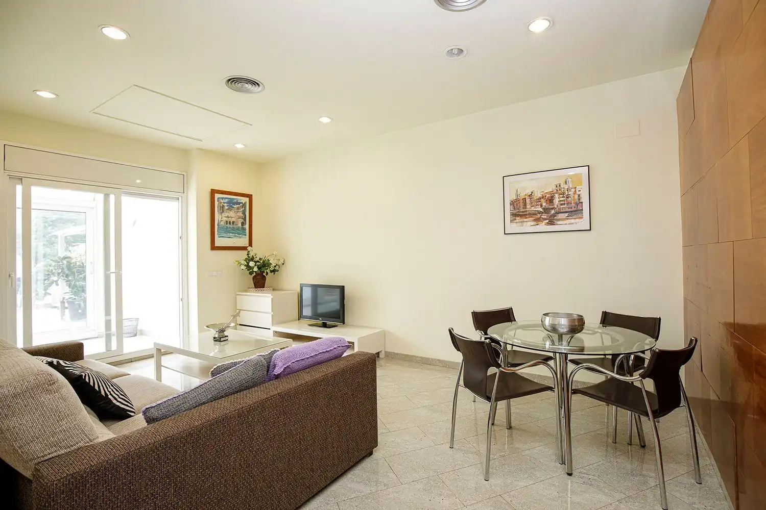Sala d'estar de Pis de lloguer en Girona amb Aire condicionat i Terrassa