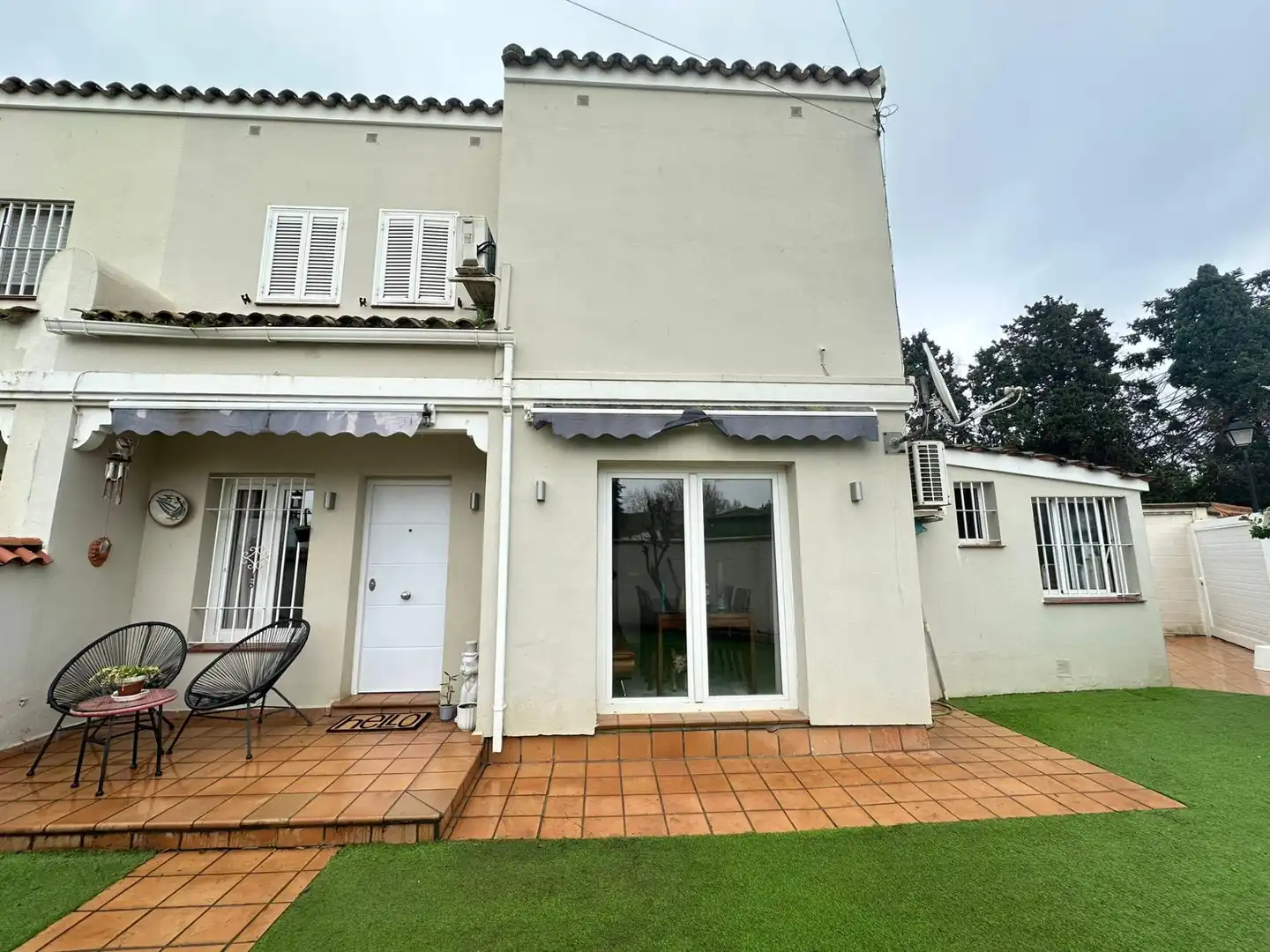 Vista exterior de Casa adosada en venda en Los Barrios amb Aire condicionat, Jardí privat i Moblat