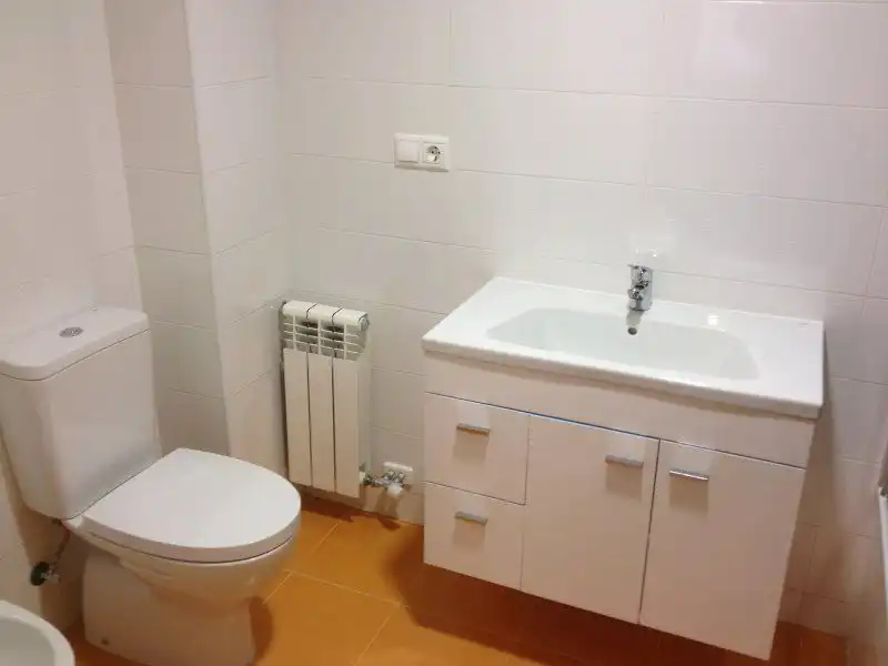 Bathroom of Flat for rent in Pontevedra Capital   with Terrace and Balcony