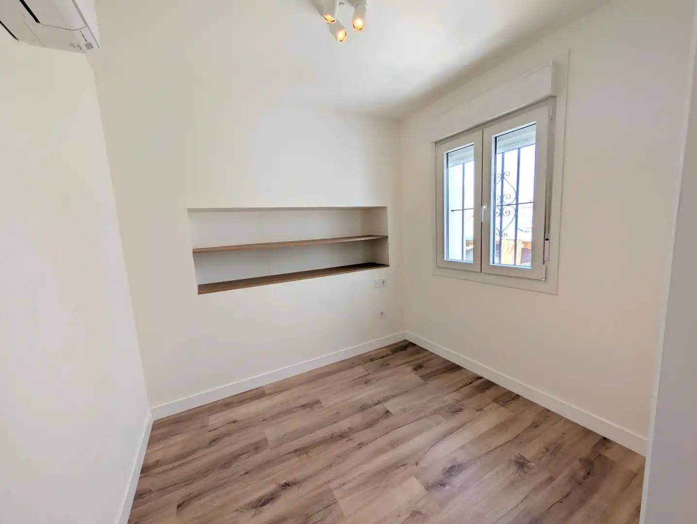 Bedroom of Flat for rent in Sevilla  with Air Conditioner, Heating and Balcony
