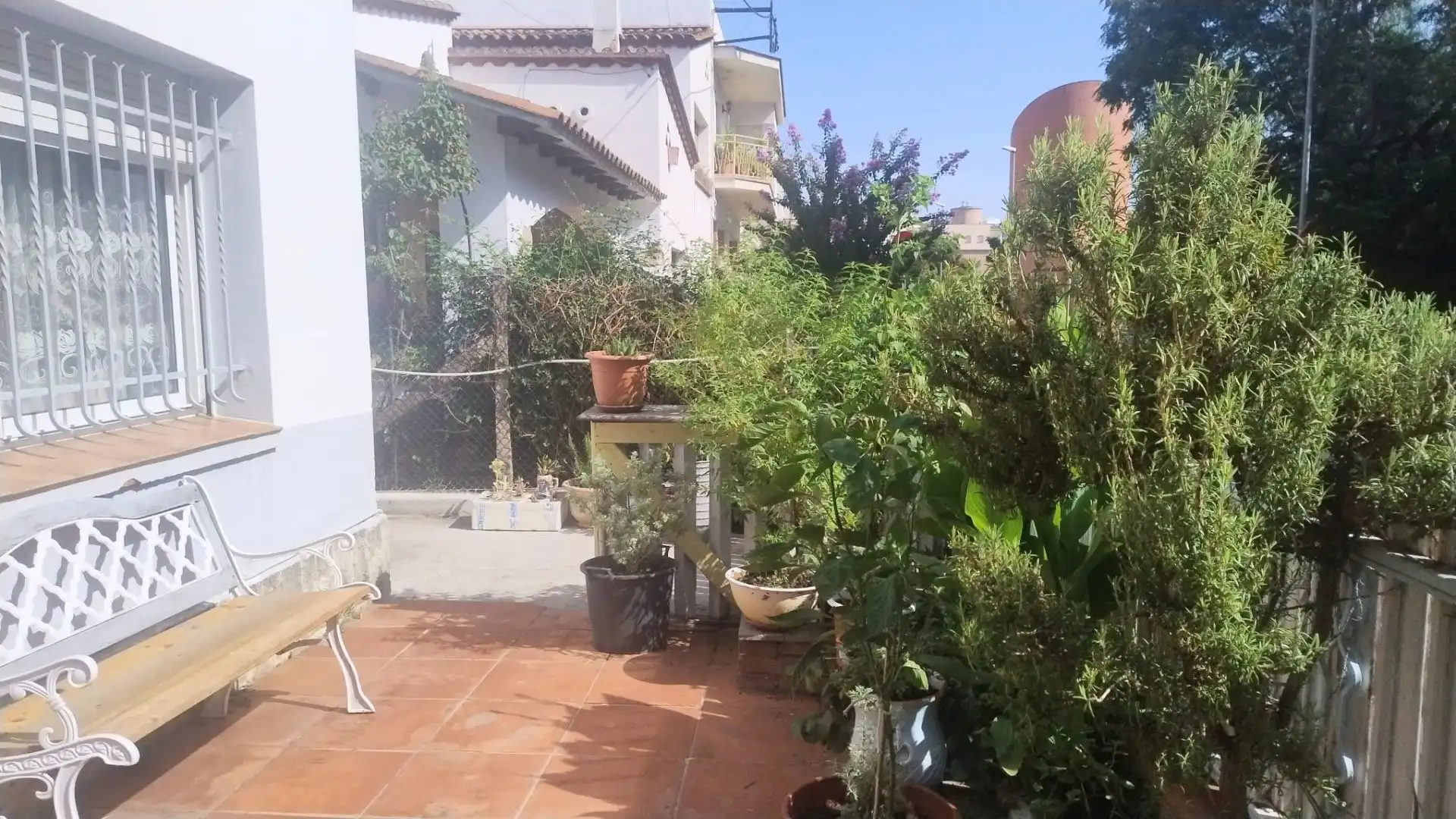 Terrasse von Haus oder Chalet zum Verkauf in Salt mit Privatgarten