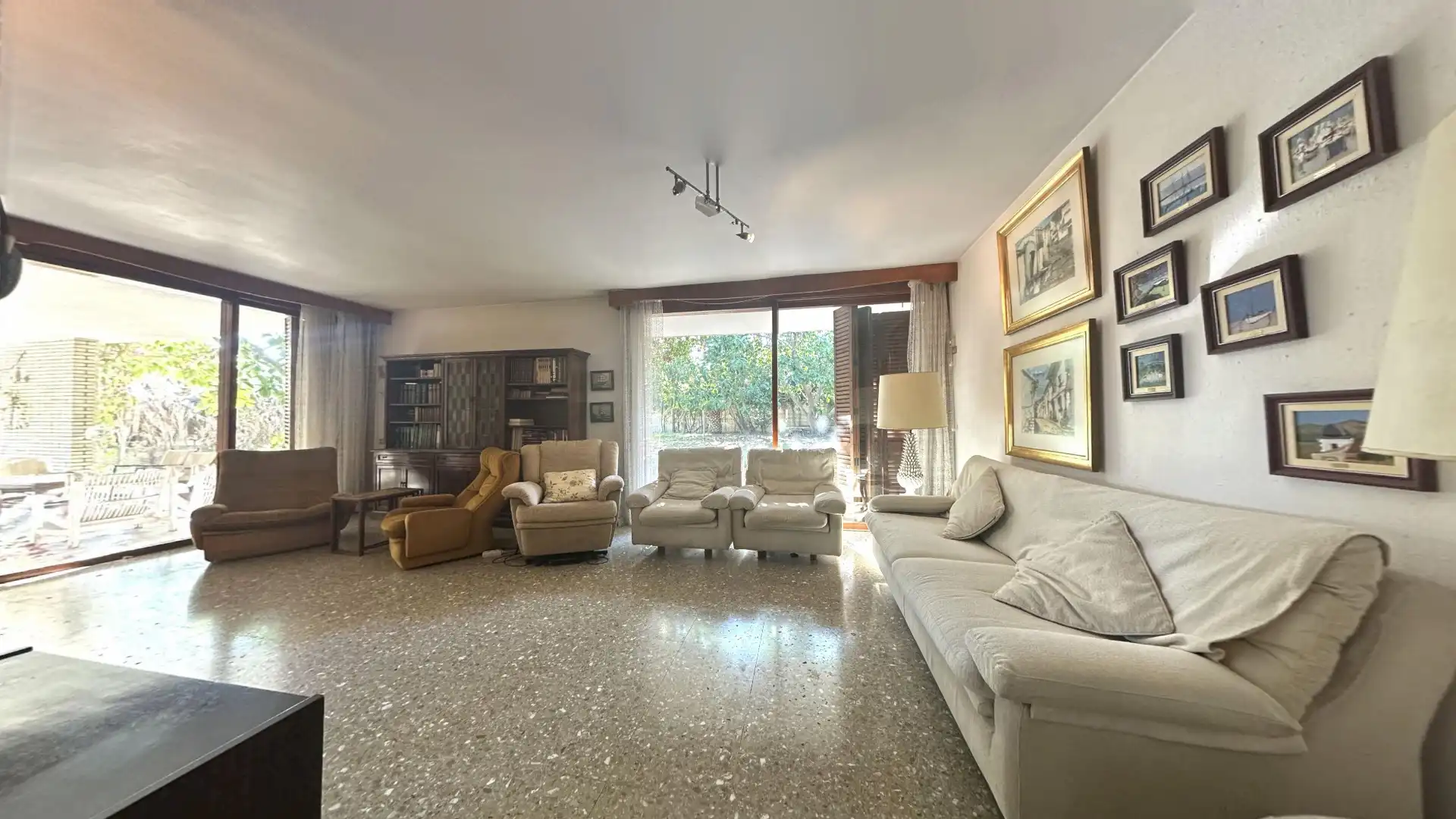 Sala d'estar de Casa o xalet en venda en Alicante / Alacant amb Jardí privat, Terrassa i Piscina