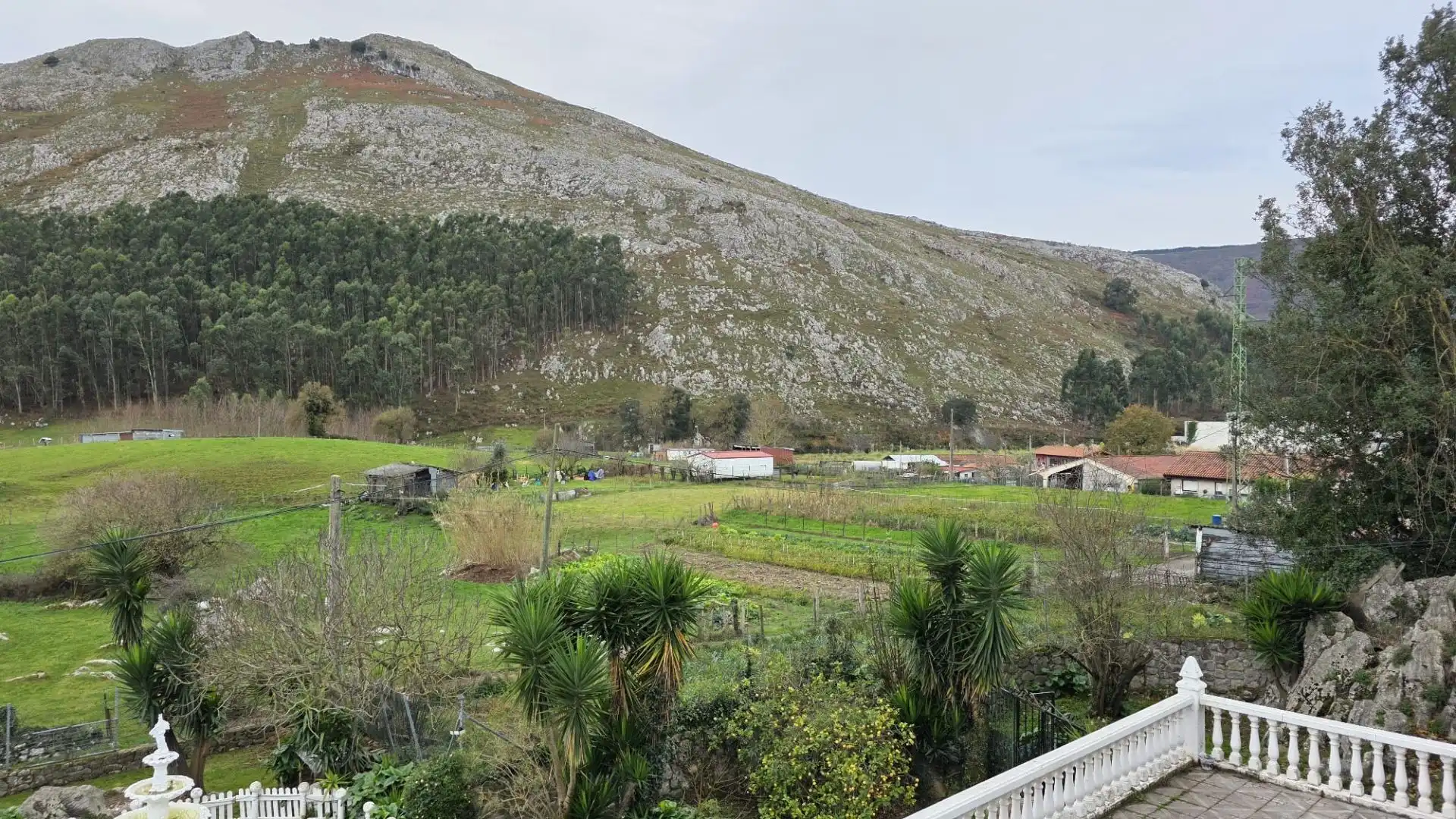 Vista exterior de Casa o xalet en venda en Castro-Urdiales amb Calefacció, Jardí privat i Terrassa