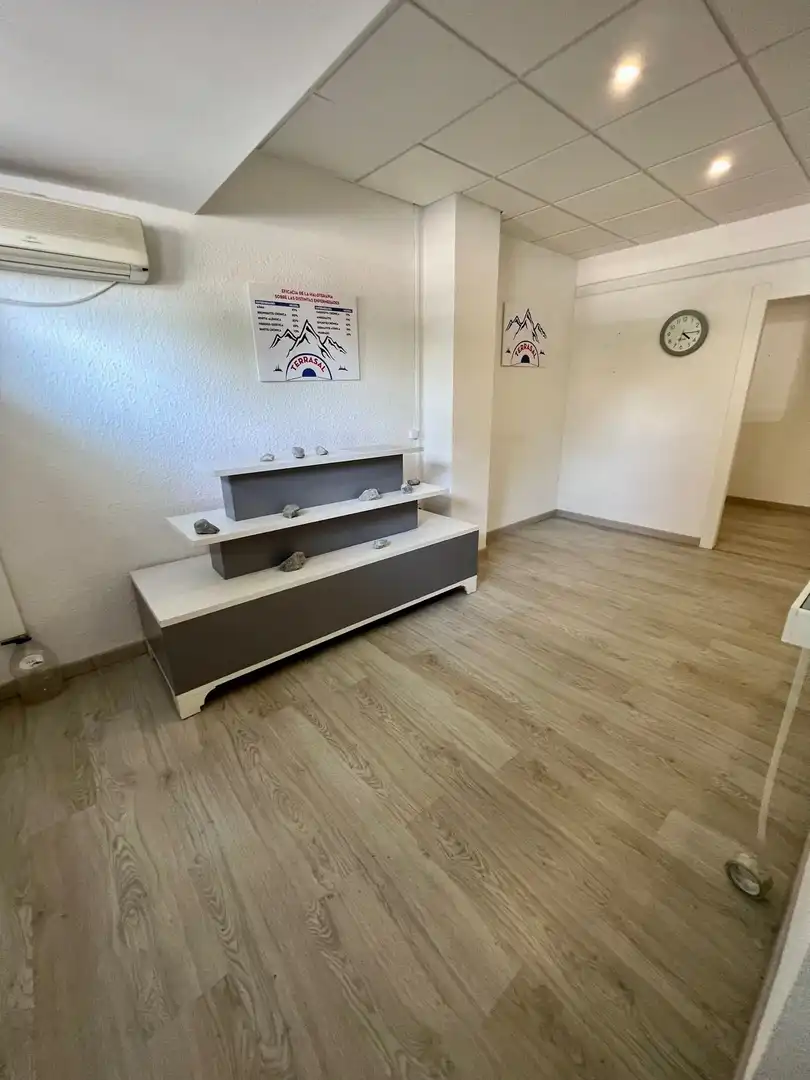 Local comercial de lloguer a Vía Univérsitas, imagen 3