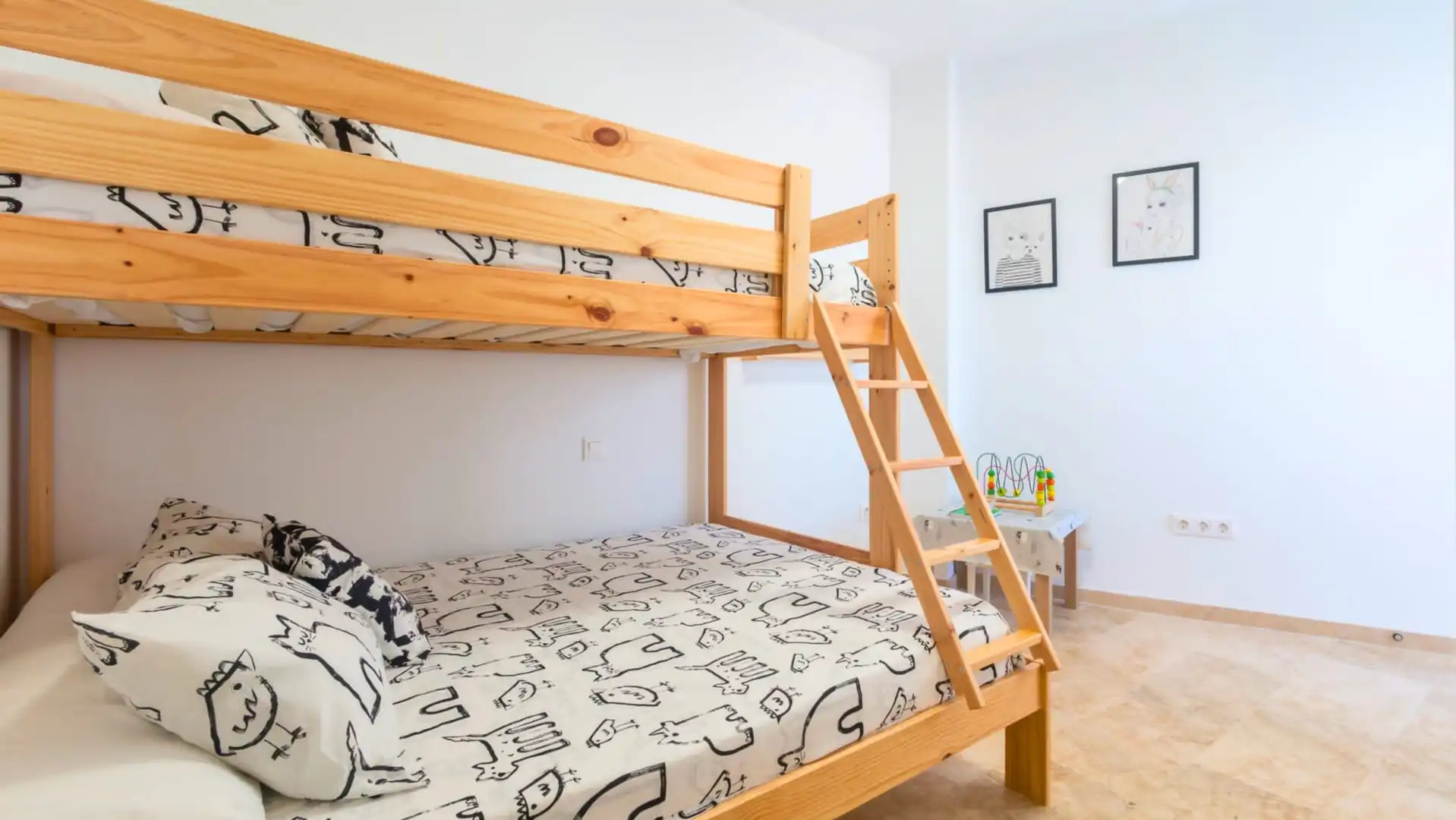 Schlafzimmer von Dachboden zum Verkauf in Manilva mit Klimaanlage, Terrasse und Schwimmbad