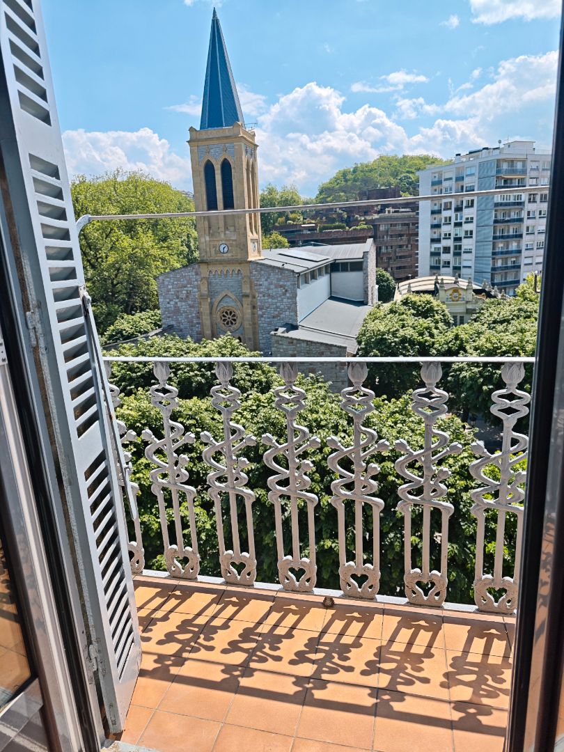 Vista exterior de Pis en venda en Donostia - San Sebastián  amb Moblat