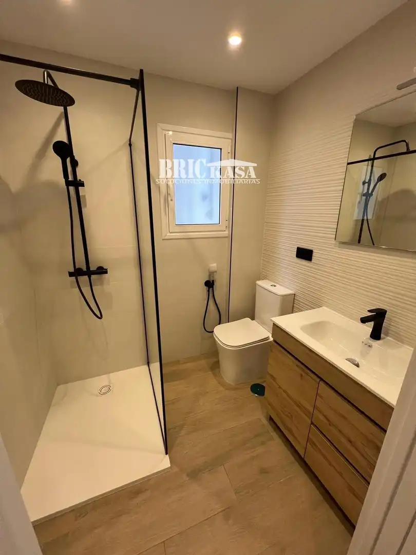 Baño de Piso de alquiler en Cáceres con Aire acondicionado, Terraza y Alarma