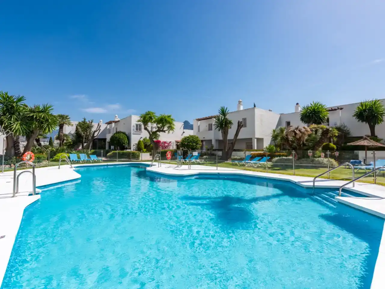 Vista exterior de Pis en venda en Marbella amb Aire condicionat, Piscina i Balcó