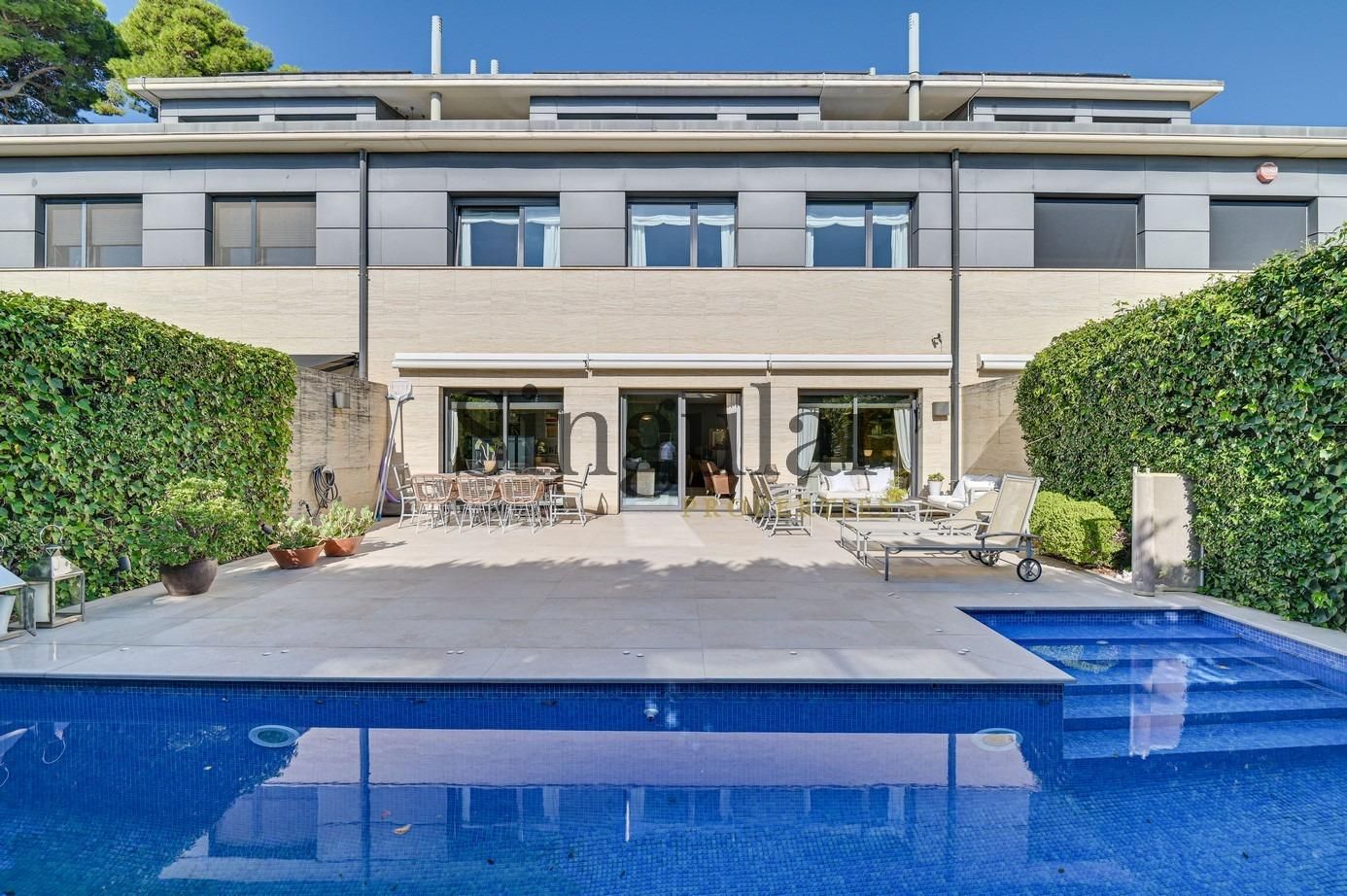 Swimming pool of House or chalet for sale in  Barcelona Capital  with Air Conditioner, Heating and Private garden