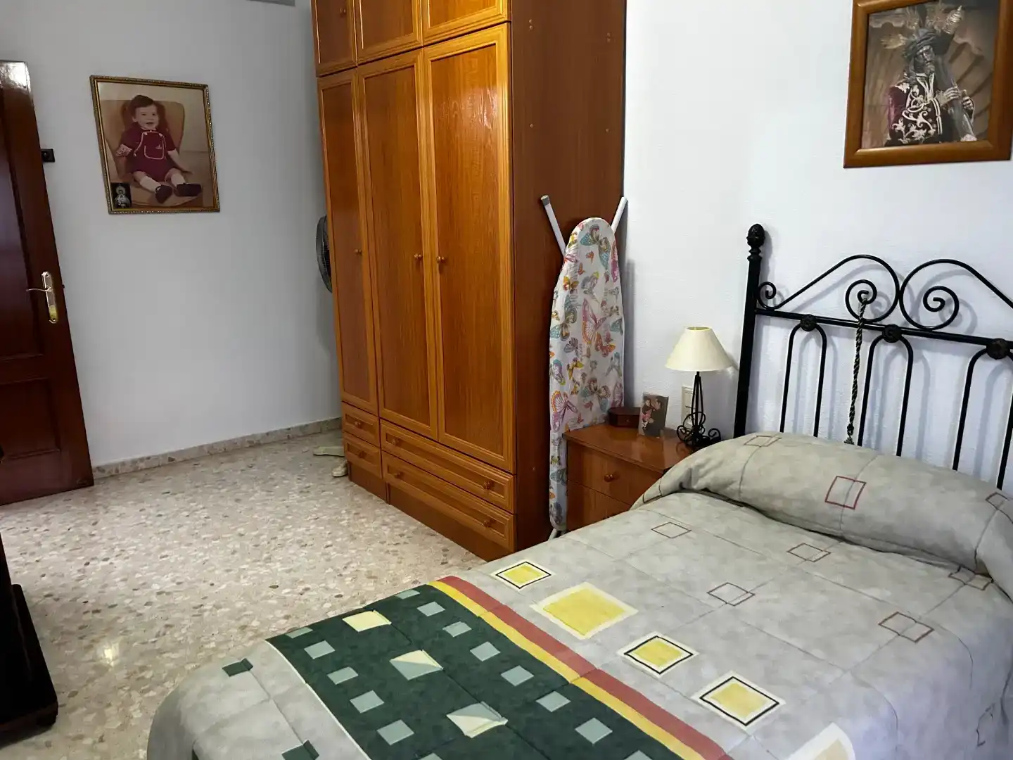 Dormitori de Casa adosada en venda en La Rinconada amb Aire condicionat i Balcó