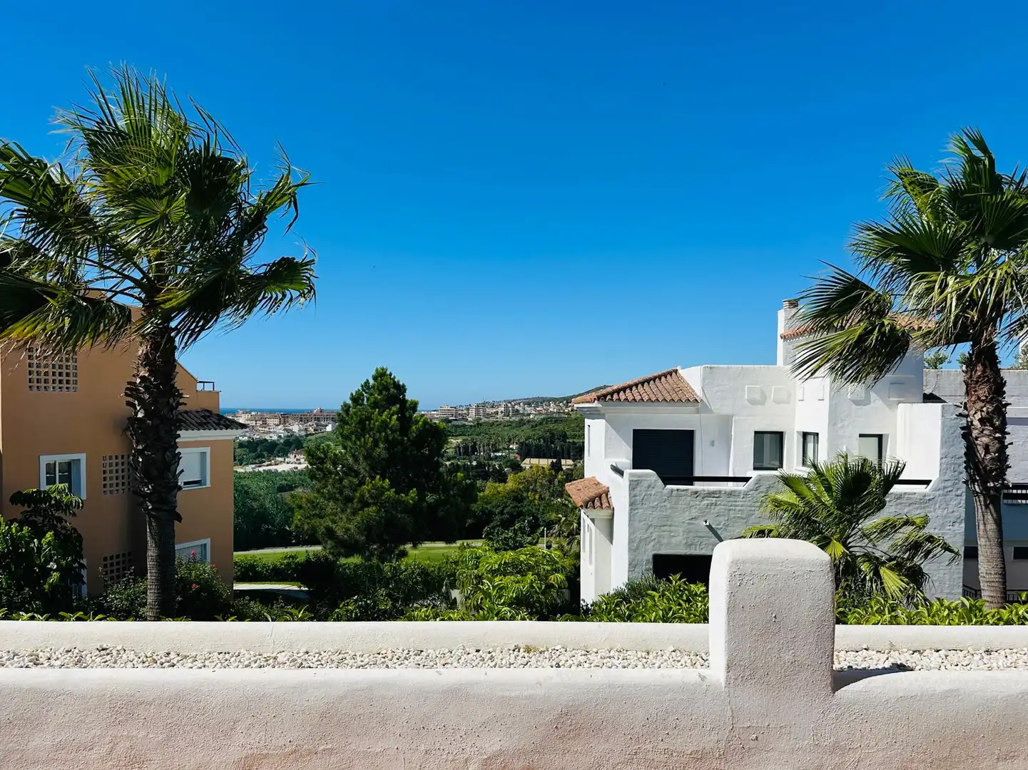 Außenansicht von Wohnung zum Verkauf in Estepona mit Terrasse, Abstellraum und Ofen