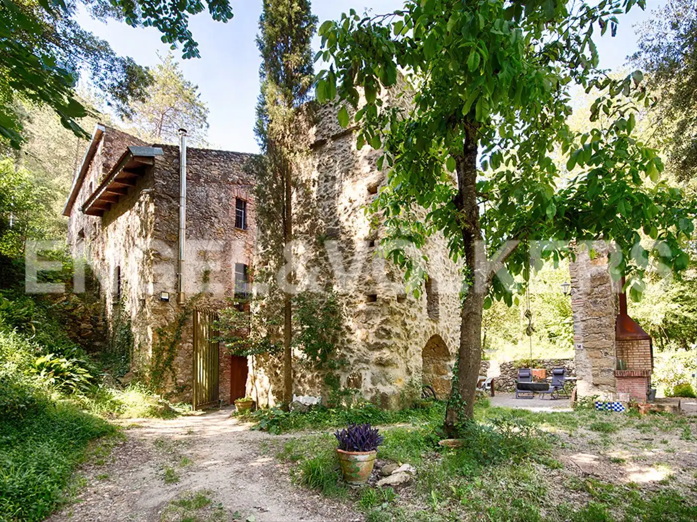 Vista exterior de Finca rústica en venda en Sant Llorenç de la Muga amb Calefacció i Traster