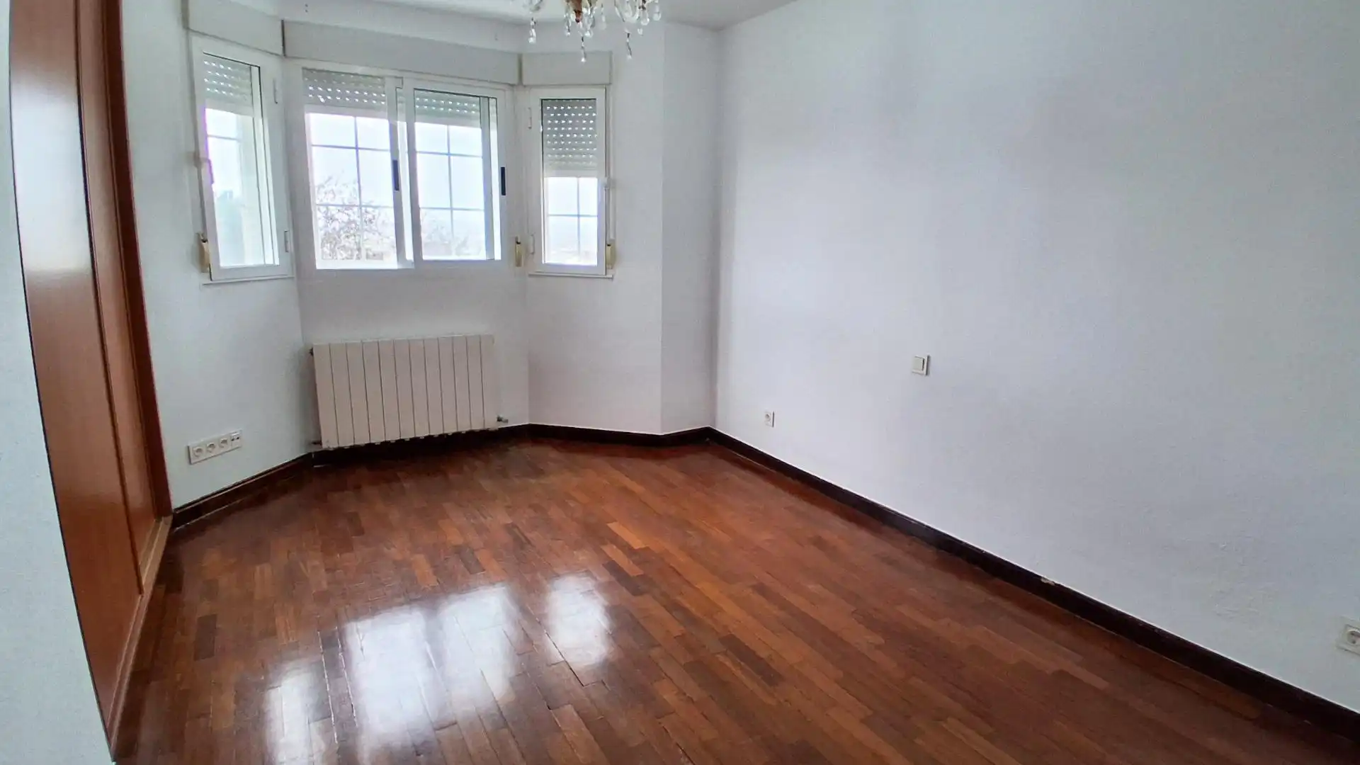 Schlafzimmer von Einfamilien-Reihenhaus zum Verkauf in Cabrerizos mit Heizung, Abstellraum und Schwimmbad