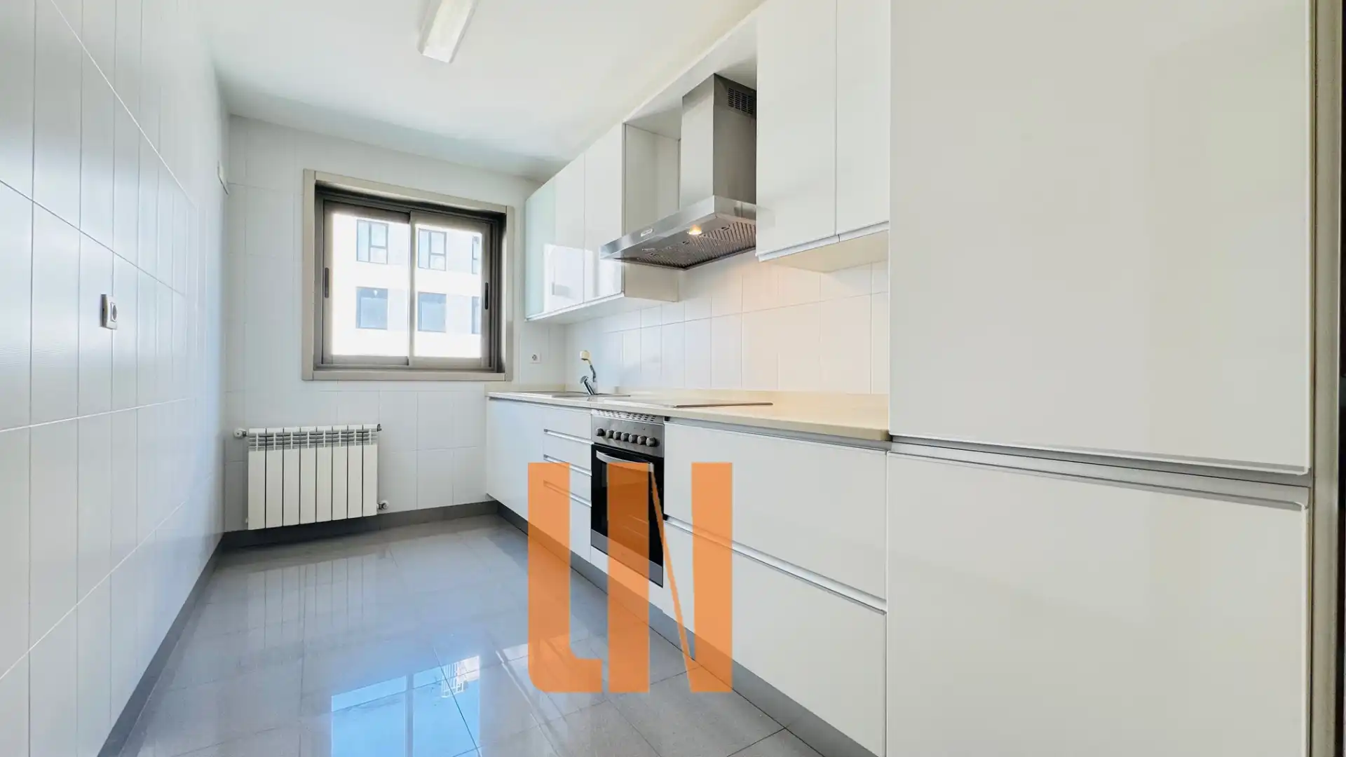 Küche von Wohnung zur Miete in A Coruña Capital  mit Heizung, Abstellraum und Ofen