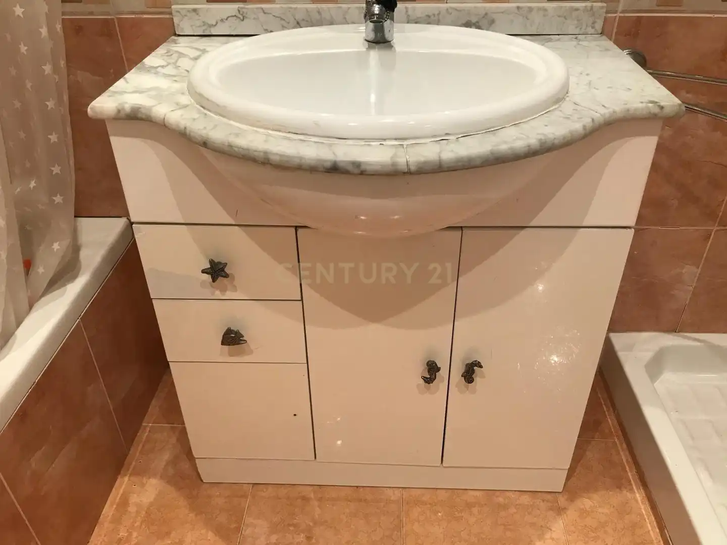Bany de Apartament de lloguer en Madrid amb Aire condicionat, Forn i Rentadora