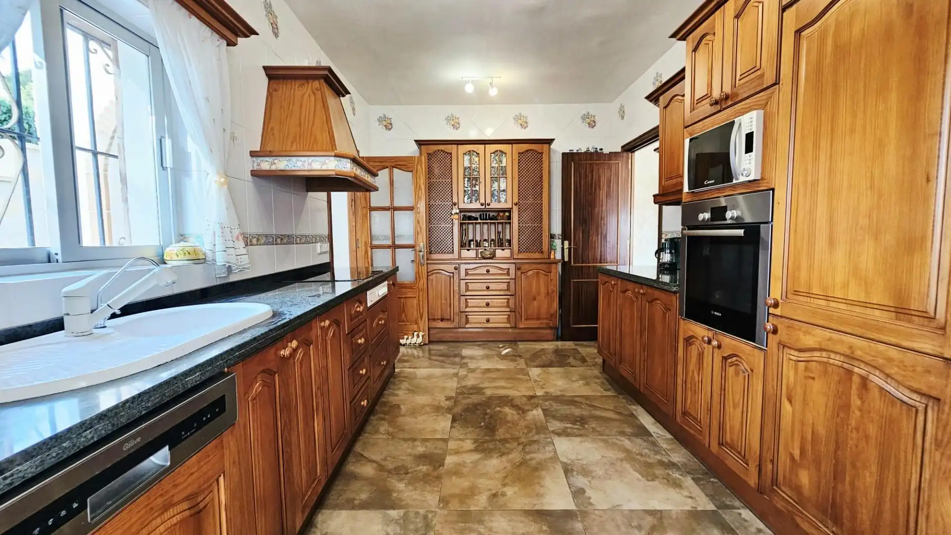 Cocina de Casa o chalet en venta en Marbella con Jardín privado, Terraza y Piscina comunitaria